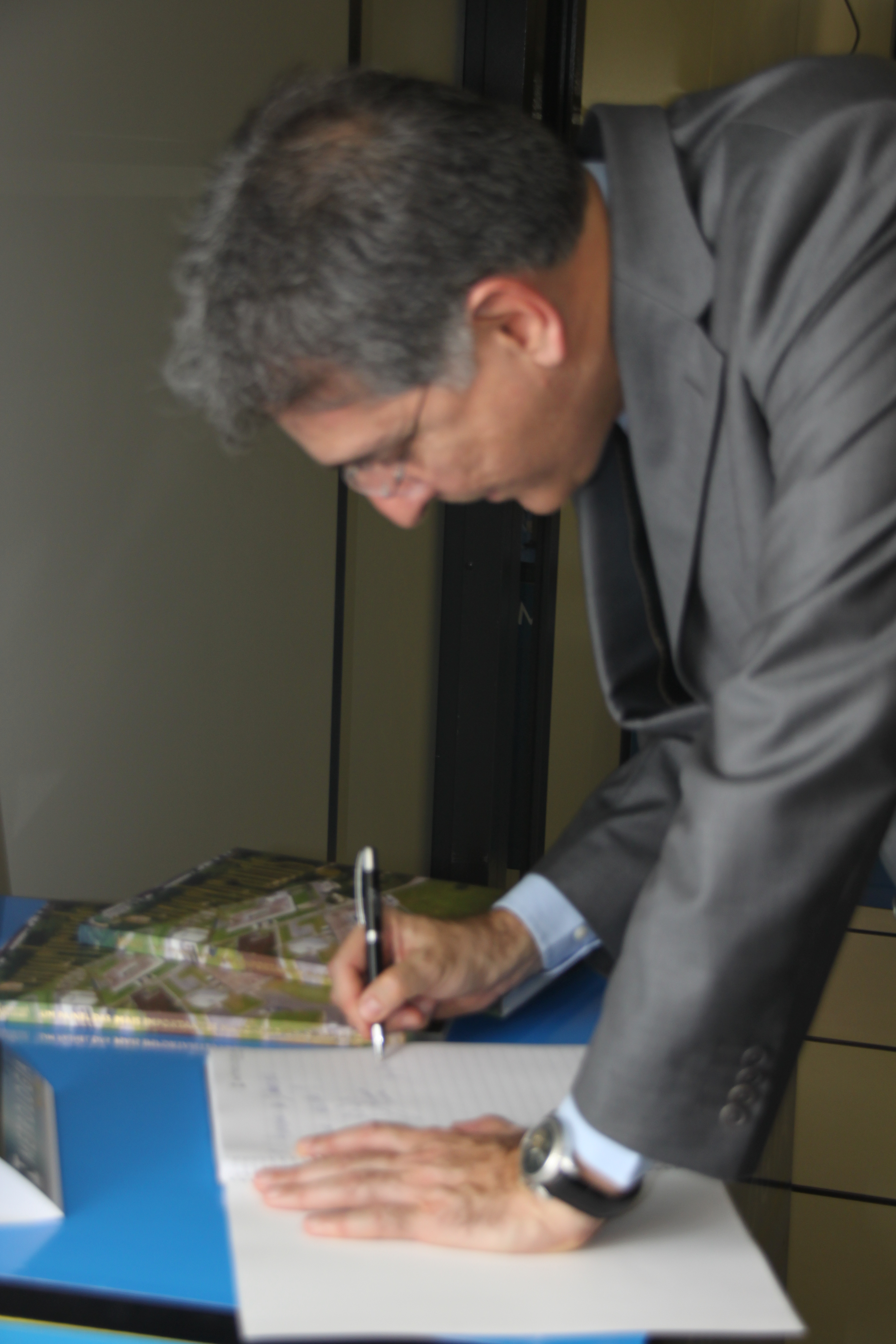 Fernando Pimentel assina o livro de visitas Fernando Pimentel assina o livro de visitas